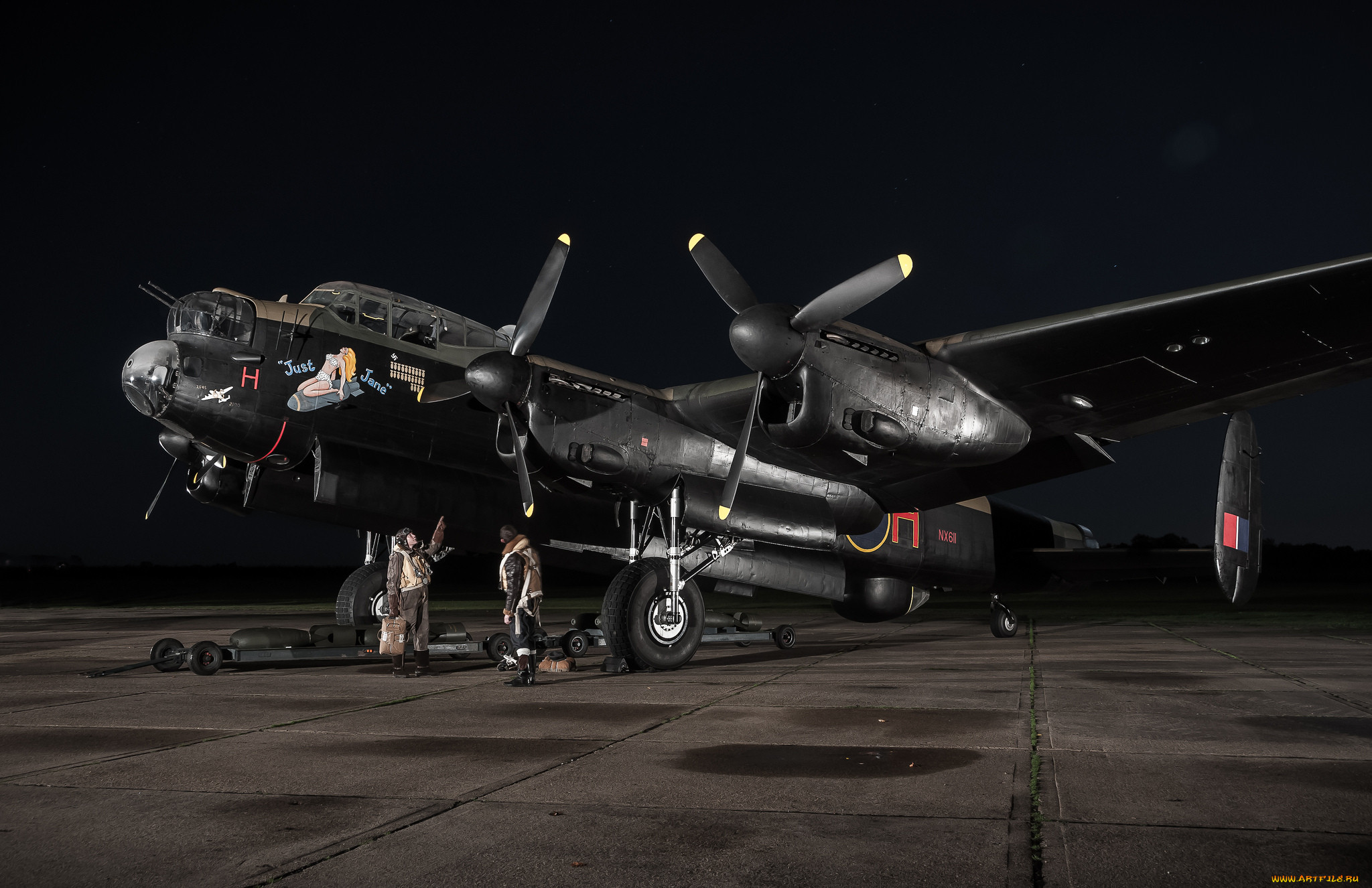 Самолет бомбардировщик. Ланкастеры бомбардировщик вар Тандер. Avro Lancaster ночью. Самолет Ланкастер вар Тандер. Avro 683 Lancaster вар Тандер.